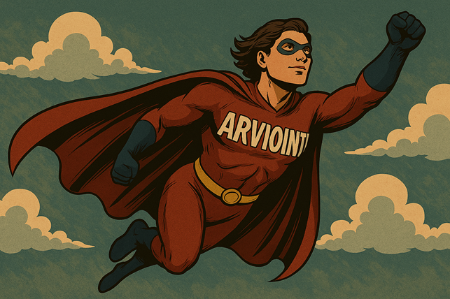 Supersankari rinnassaan teksti "Arviointi".