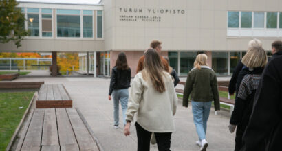 opiskelijoita yliopiston pääaukiolla