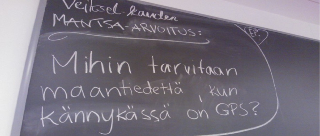 Maantieteen luennolla oppeja liitutaululla.