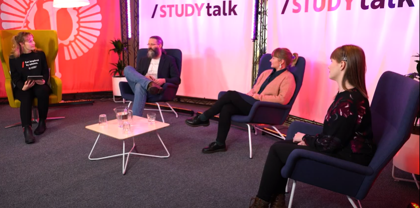 Studytalk keskutelijat studiolla.