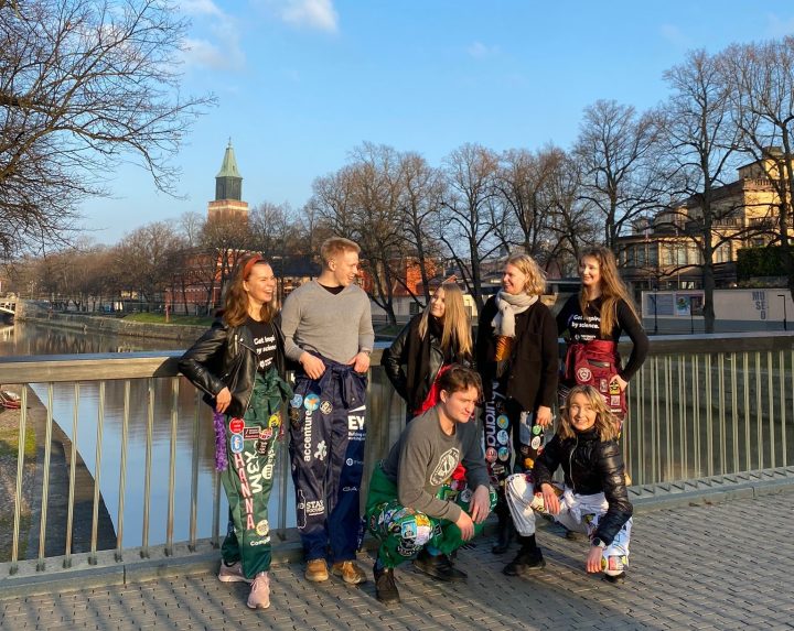 Turun yliopiston opiskelijoita Kirjastosillalla opiskelijahaalareissa.