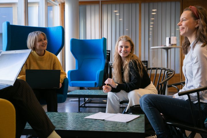 Turun yliopiston opiskelijoita työskentelemässä yhdessä.