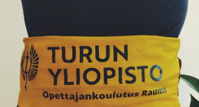 Turun yliopiston Rauman kampuksen opettajaopiskelijoiden keltaiset opiskelijahaalarit