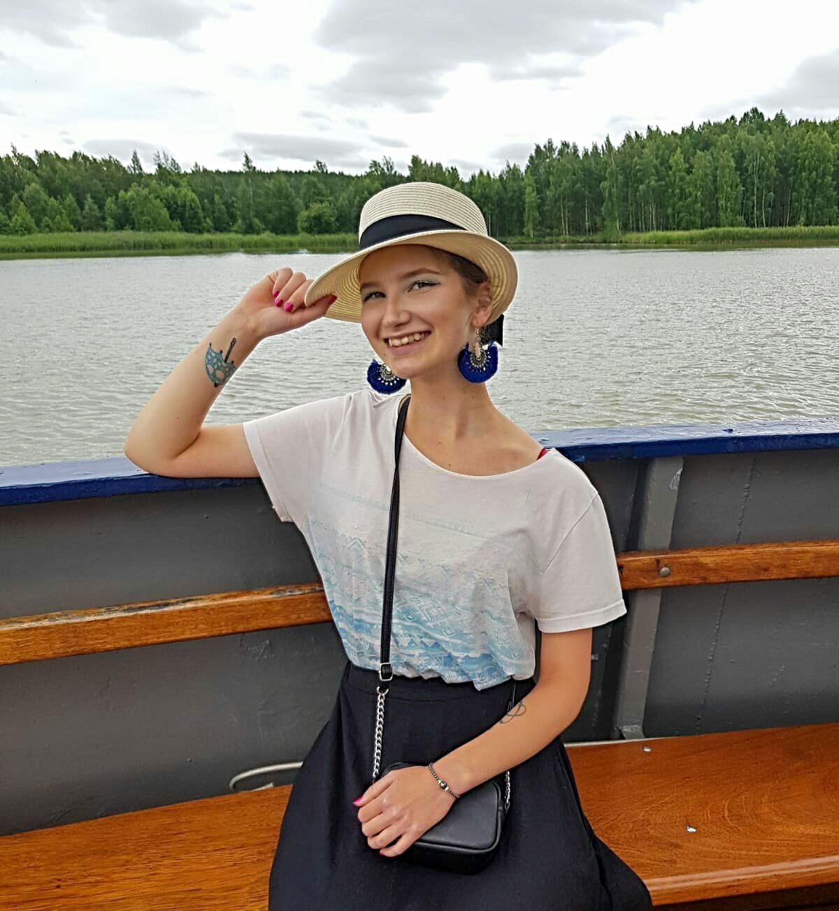 Utulähettiläs vesibussin kyydissä kesällä. Taustalla näkyy Ruissalo.