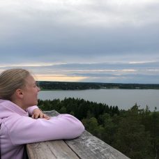 Jutta Järvinen katselee järvimaisemaa.