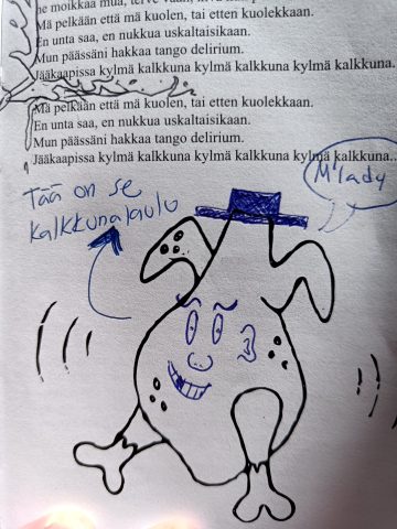 Kuva Katalysti-laulukirjasta. Kirjan sivulla on kuvitettu, sarjakuvamainen kalkkuna, johon on töherretty silmät ja hattu mustekynällä sekä teksti "Tää on se kalkkunalaulu".