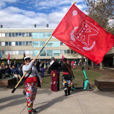 Turun yliopiston opiskelija ainejärjestön lipun kanssa