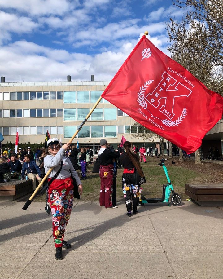 Turun yliopiston opiskelija ainejärjestön lipun kanssa