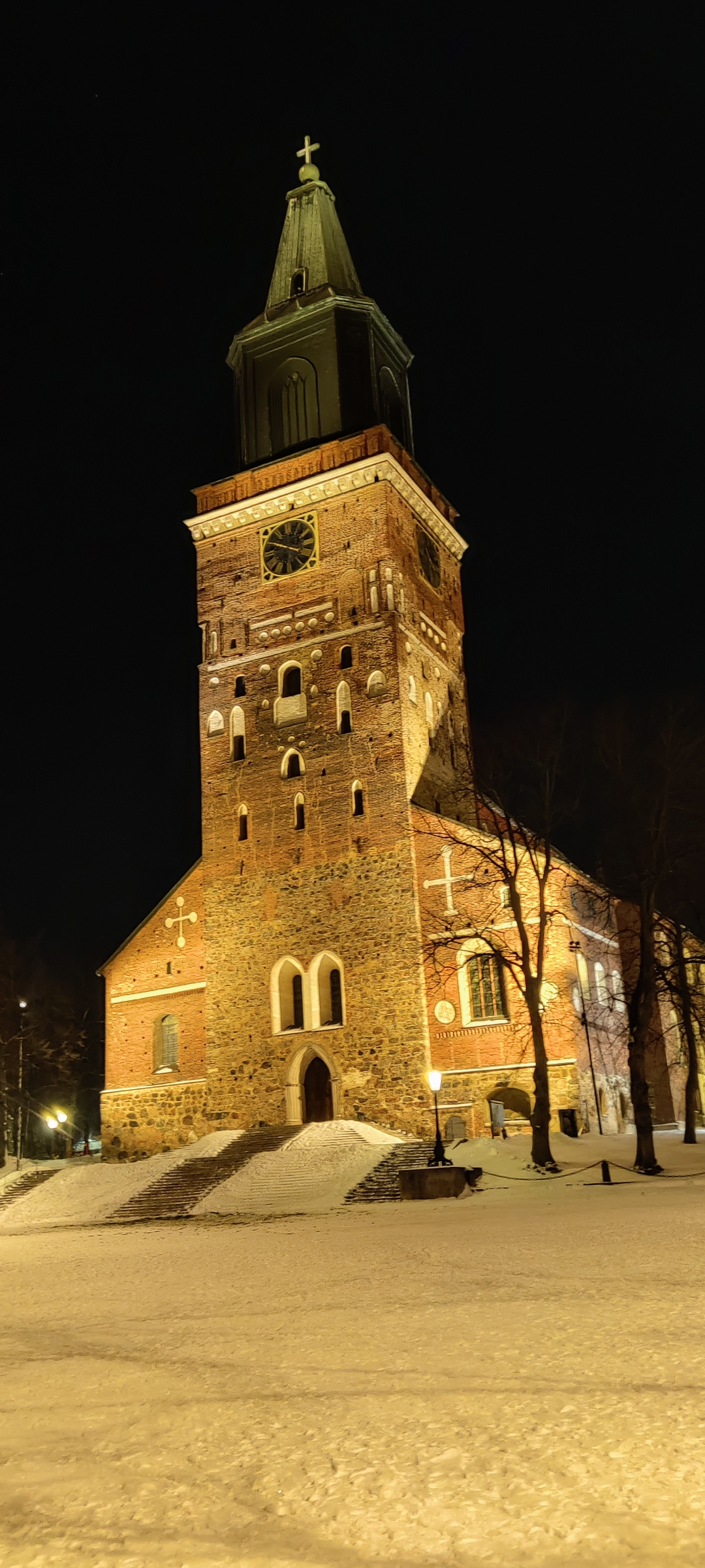 Talvinen Turun Tuomiokirkko.
