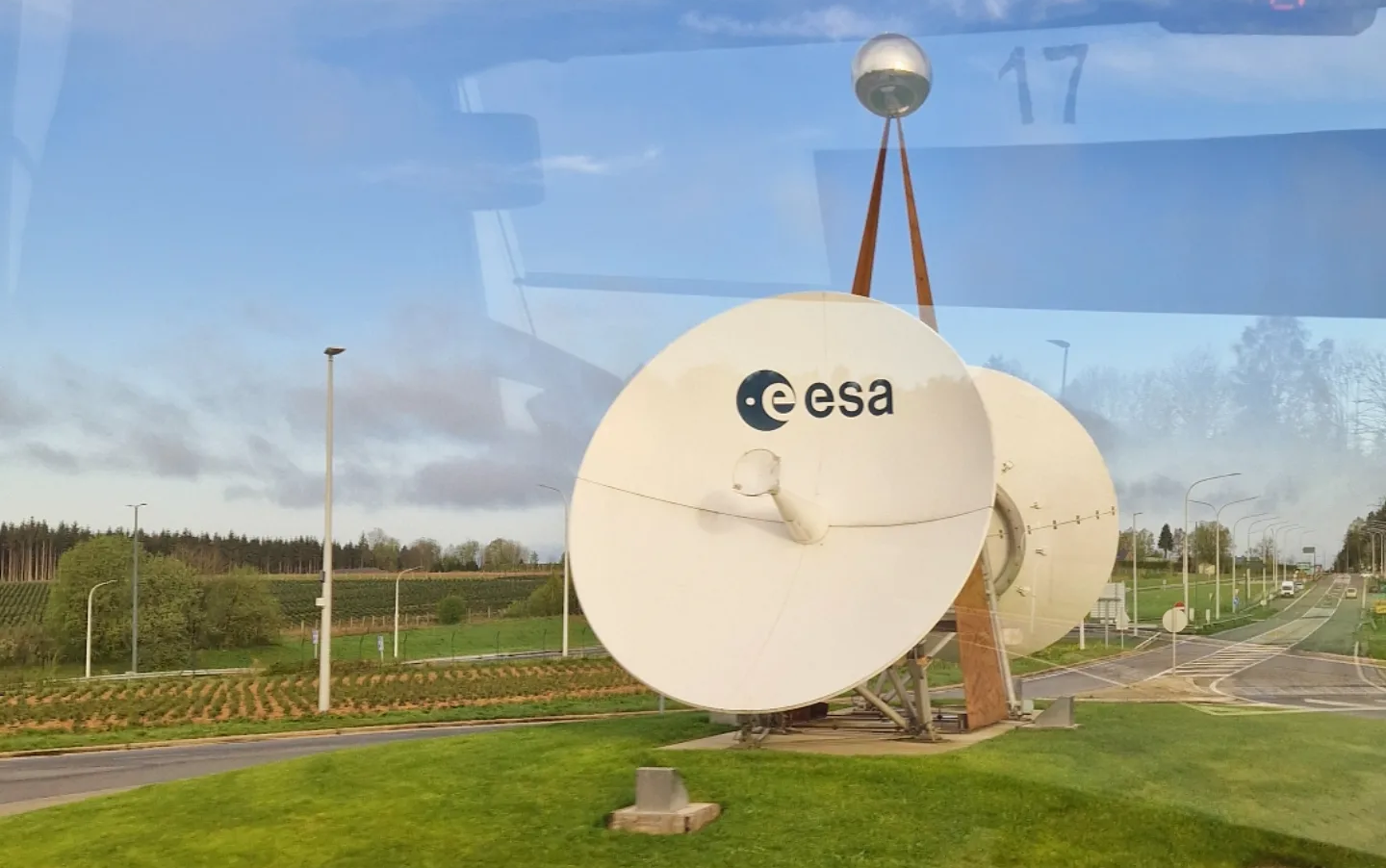 Kuva lautasantennista, jossa on Euroopan avaruusjärjestön ESA:n logo.