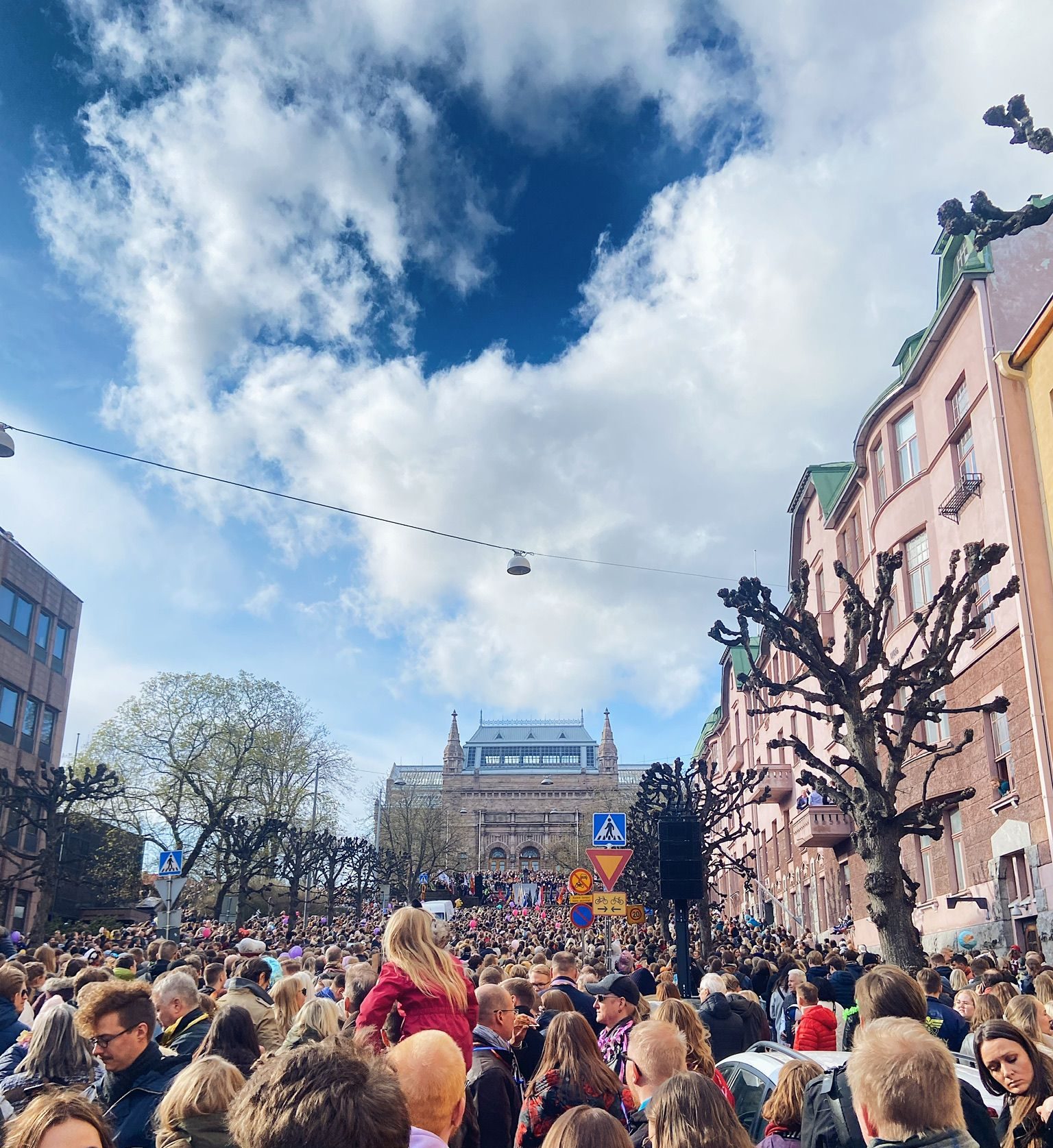 Vappuaattona juhlintaa Taidemuseonmäellä, paljon ihmisiä.