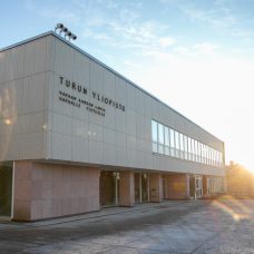 Turun yliopiston päärakennus talvella.