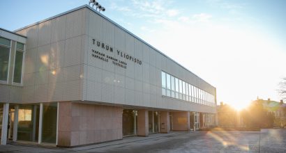 Turun yliopiston päärakennus talvella.