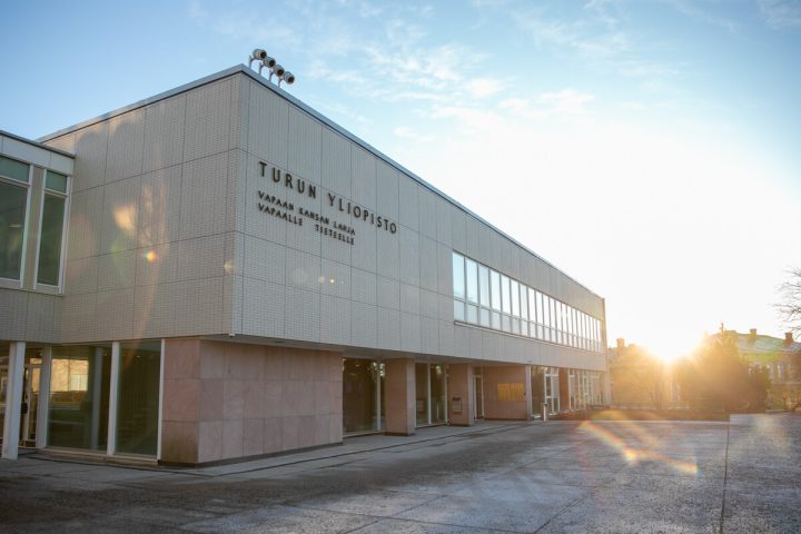 Turun yliopiston päärakennus talvella.