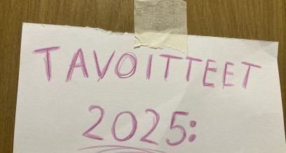 Oveen teipattu paperi, missä lukee "tavoitteet 2025:".