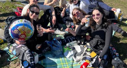 Opiskelijoita piknikillä vappuna