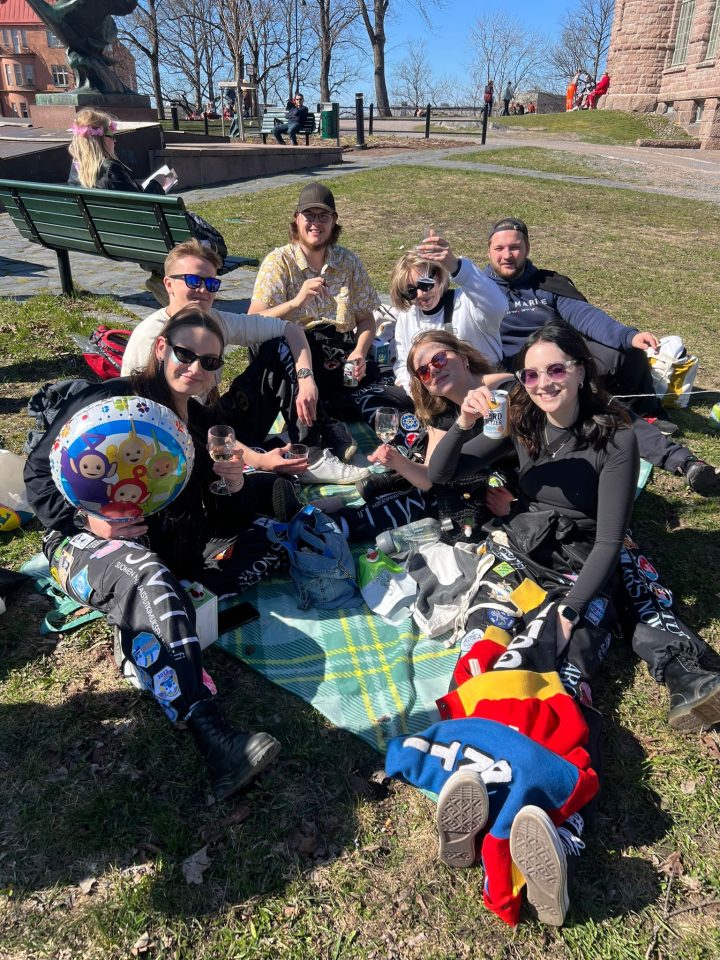 Opiskelijoita piknikillä vappuna