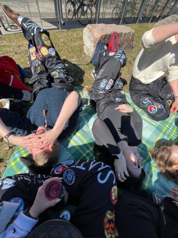 opiskelijoita piknikillä