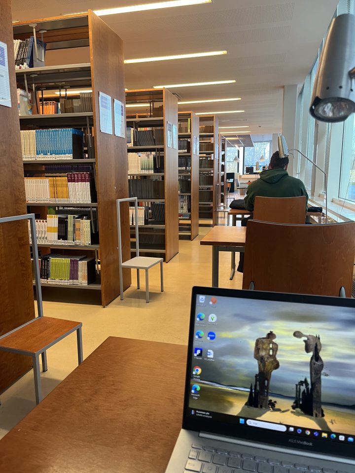 Opiskelua kirjastossa läppärillä.