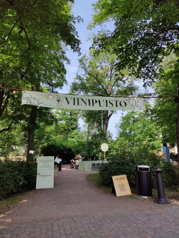 Tuomiokirkkopuiston viinipuisto-tapahtuman kyltti