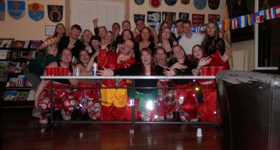 Helsingin ja Turun yliopiston espanjan ja portugalin opiskelijoita hymyilemässä kameraan juhlissa.