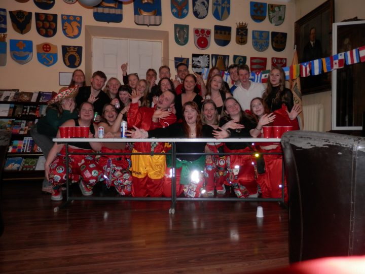 Helsingin ja Turun yliopiston espanjan ja portugalin opiskelijoita hymyilemässä kameraan juhlissa.