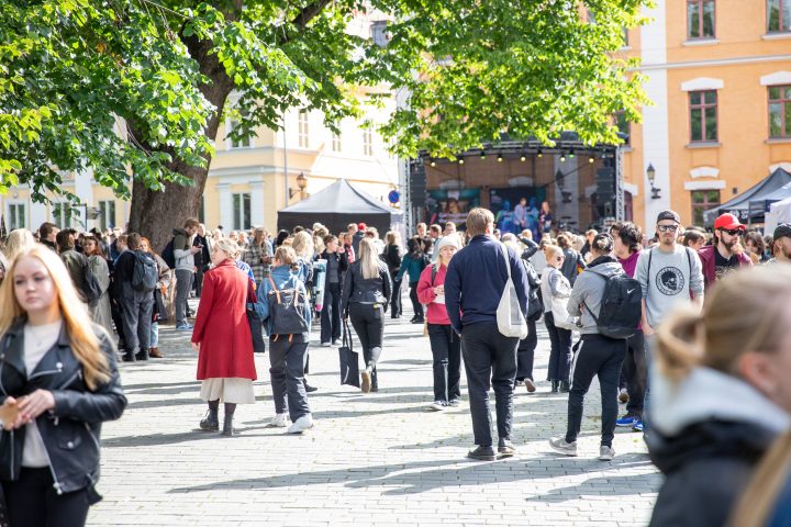 Avajaiskarnevaalien väenpaljoutta.