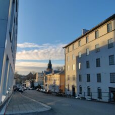 Kuva, jossa näkyy Turun tuomiokirkko talojen välistä.