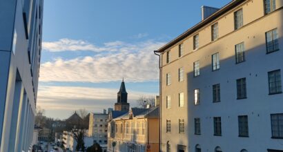 Kuva, jossa näkyy Turun tuomiokirkko talojen välistä.
