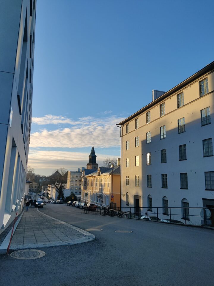 Kuva, jossa näkyy Turun tuomiokirkko talojen välistä.