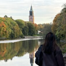 Blogin kirjoittaja Tuomaansillalla joella ruskan aikana
