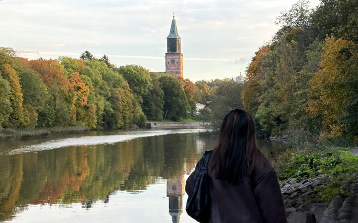 Blogin kirjoittaja Tuomaansillalla joella ruskan aikana
