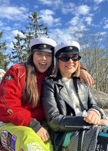 Blogin kirjoittaja ja hänen kaverinsa ylioppilaslakeissa ja haalareissa pitämässä hauskaa