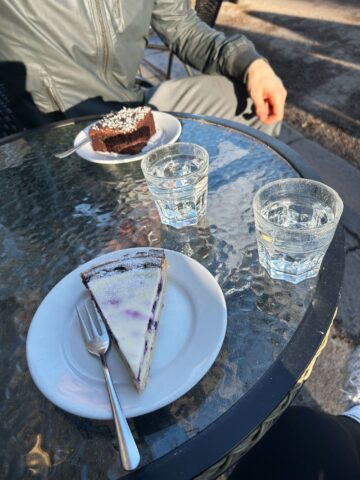 Kahvilla kaverin kanssa kevätsäässä.