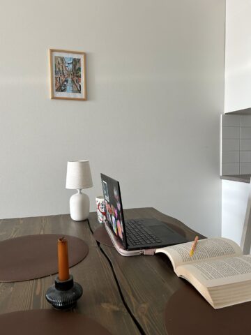 Tietokoneella opiskelua ja tenttiin lukemista.