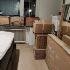 Muuttolaatikoita kasattuna päällekkäin.