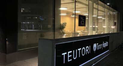 Teutorin sisäänkäynti illalla.