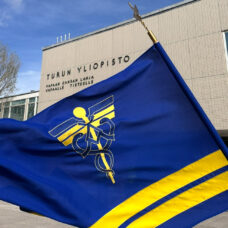 Turun KY:n sinikultainen lippu liehumassa