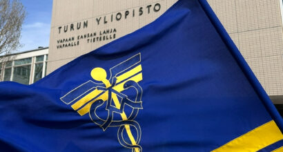 Turun KY:n sinikultainen lippu liehumassa