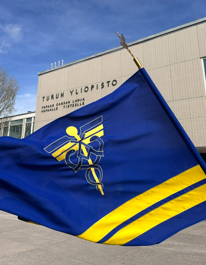 Turun KY:n sinikultainen lippu liehumassa