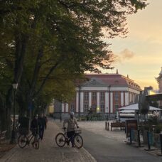 Kesäinen pääkirjasto jokirannassa