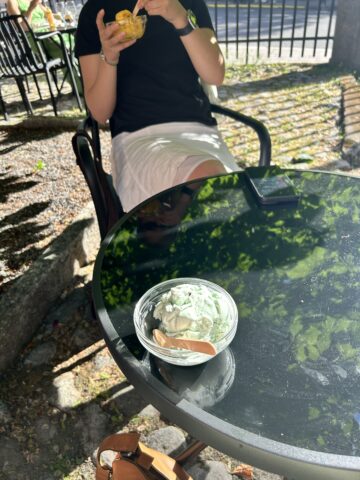 Ystävän kanssa jäätelöllä. Kun saapuu uteliaana paikalle voi tutustua ihmisiin, joihin ei olisi kenties muuten tutustunut.