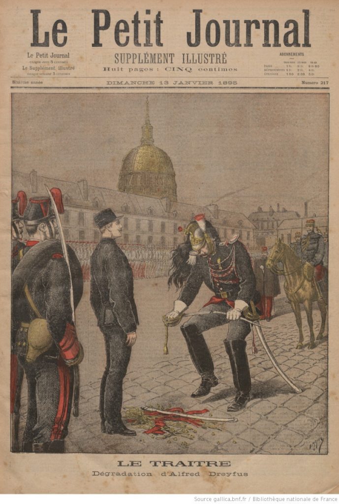 Piirroskuvassa virkapukuinen sotilas riistää hänen edessään seisovalta Dreyfusiltä kunniamerkit ja tunnuksen ja katkaisee hänen miekkansa.