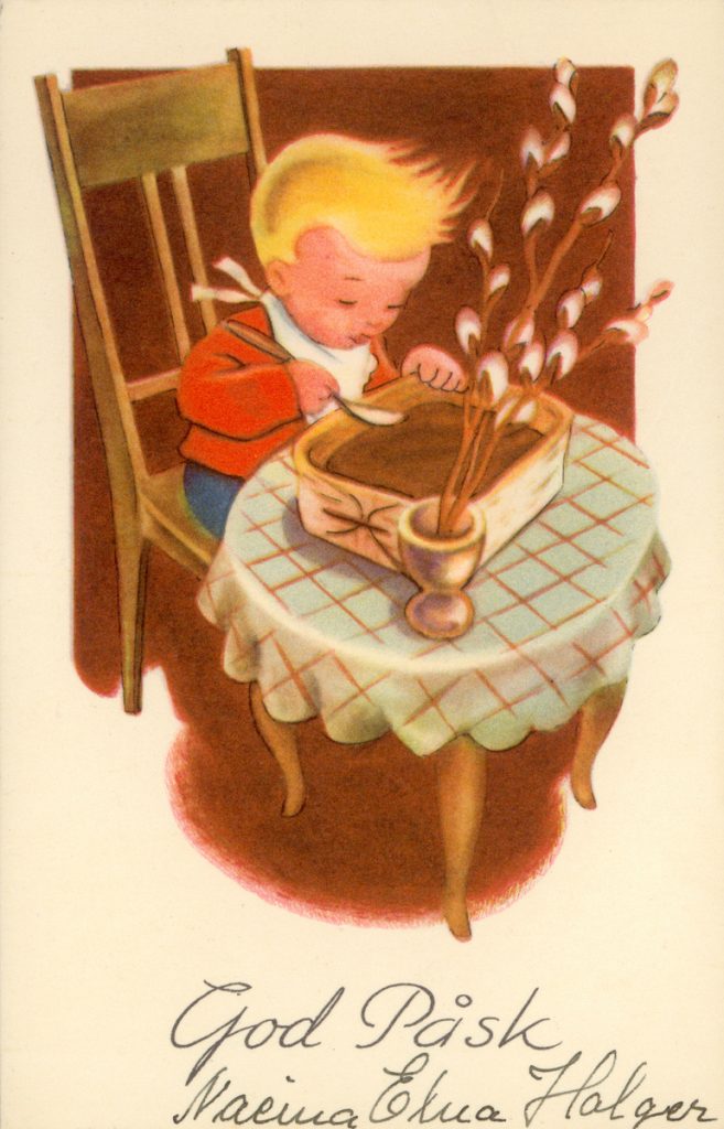 Piirroskuvassa on pienen pyöreän pöydän ääressä istuva lapsi, joka syö mämmiä lusikalla suoraan roveesta. Kortissa lukee "gos påsk".