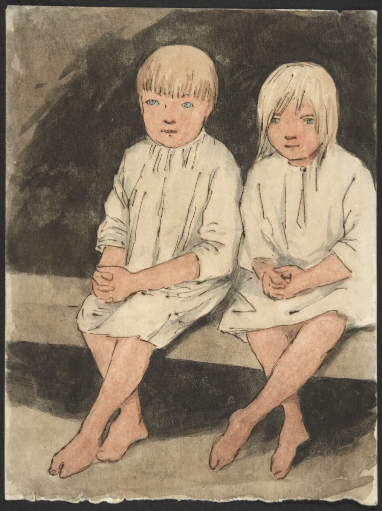 Vaaleisiin pitkiin paitoihin pukeutuneet paljasjalkaiset tyttö ja poika istuvat vieretysten kädet ristissä.