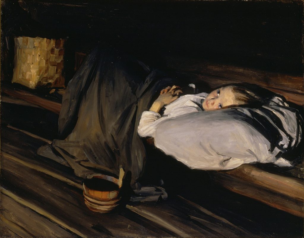 Vaaleaan paitaan pukeutunut tyttö makaa tuvan vierustalla kädet ristissä katse suunnattuna kattoon.