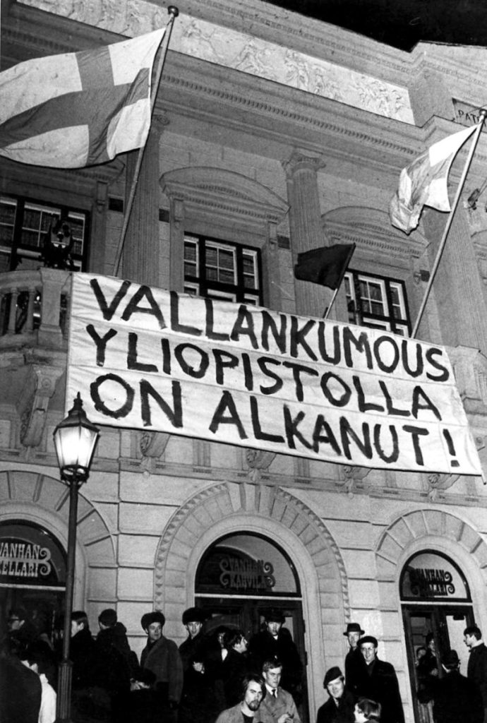 Vanhan ylioppilastalon parvekkeelle on ripustettu banderolli, jossa lukee "Vallankumous yliopistolla on alkanut!".
