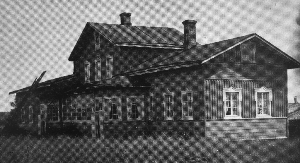 Pääskylän Mattilan talo 1910 -luvulla. Talon isäntä Antti Mattila piti talon sivurakennuksessa yhtä Längelmäen ensimmäisistä kauppapuodeista. (Kuvateksti: Längelmäen historia osa III)

