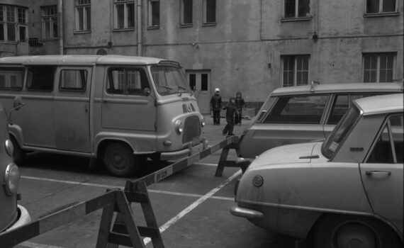 Kerrostalolähiön sisäpihan parkkipaikka autoineen.