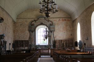 Isonkyrön vanhan kirkon sisätilat ja maalatut seinät. By Htm - Oma teos, CC BY-SA 3.0, https://commons.wikimedia.org/w/index.php?curid=42172712